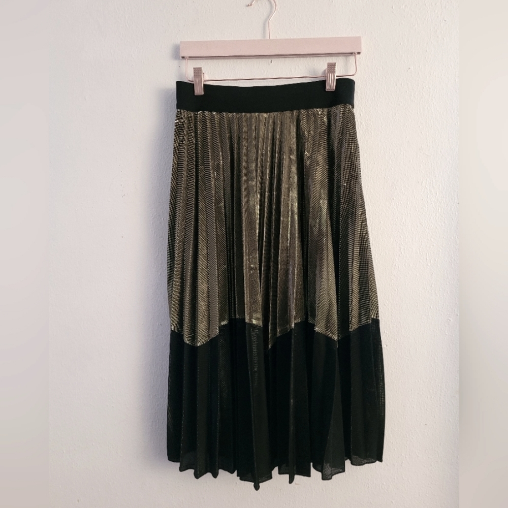 Chic metallic pleated skirt
